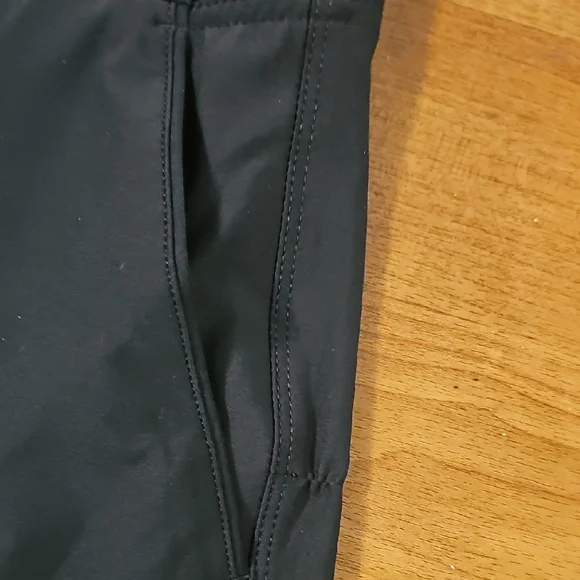 Greg Norman Men's Black Shorts.  Size 36 - Picture 4 of 9